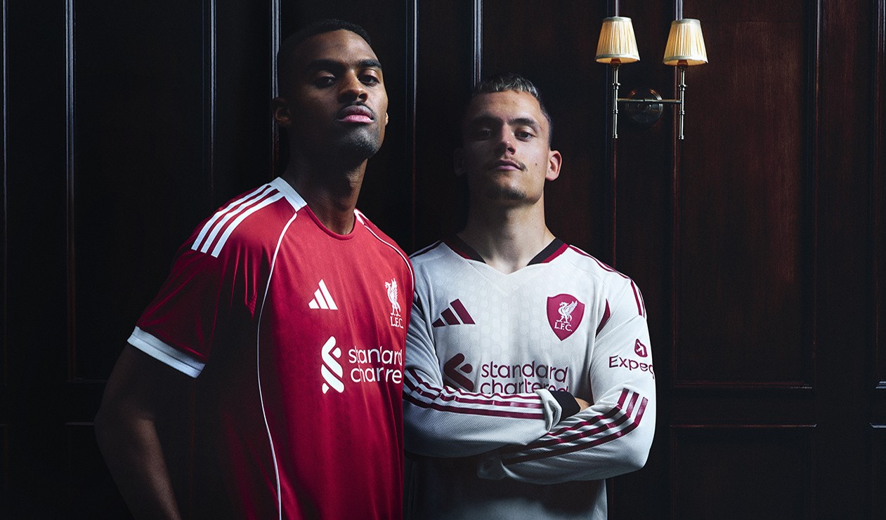Liverpool onthult thuis- en uitshirt